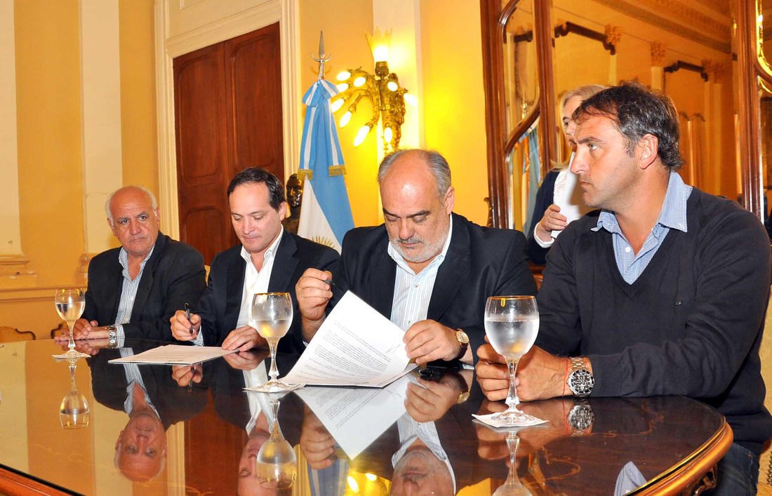Firma_gobierno_y_secretar%c3%ada_de_deportes_de_la_naci%c3%b3n_para_cancha_de_hockey_con_carpeta_de_agua_(1)