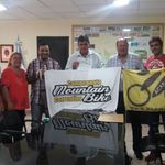 Lucietti_entrega_ayuda_al_mountain_bike