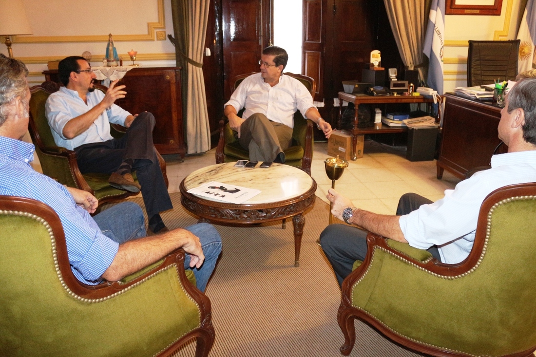Reuni%c3%93n_con_sociedad_rural_2